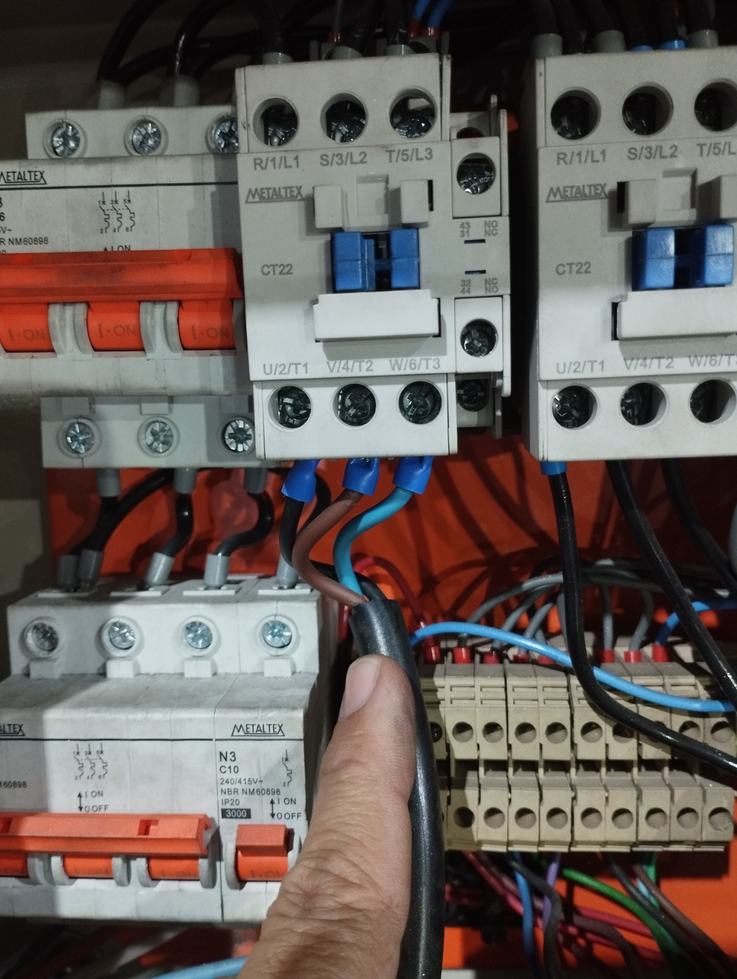 Instalação de quadro de energia
